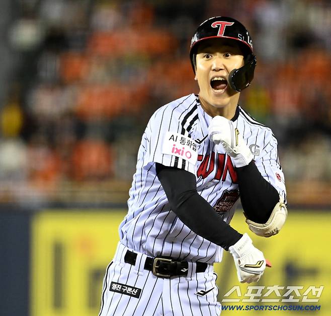 27일 서울 잠실구장에서 열린 한화와 LG의 한국시리즈 2차전. 2회말 무사 2,3루 구본혁이 2타점 동점타를 치고 환호하고 있다. 잠실=허상욱 기자wook@sportschosun.com/2025.10.27/