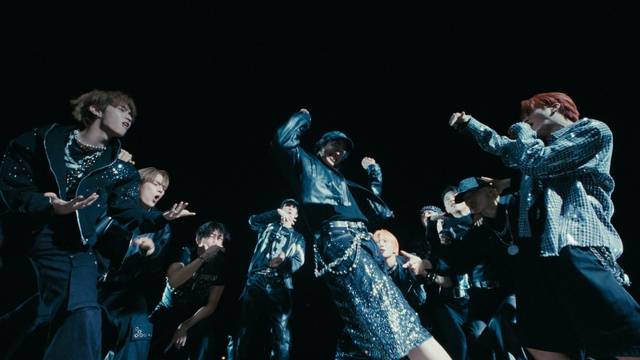 싸이커스는 여전히 빡세지만, 그 안에 자유로운 분위기와 여유를 심은 퍼포먼스로 나왔다. 멤버들은 "더 성장한 퍼포먼스를 보여드리겠다"고 자신했다. 사진은 타이틀곡 'SUPERPOWER'의 뮤직비디오 티저 장면. /KQ엔터