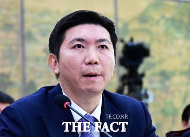 국정감사의 유승민 대한체육회장 쇼크가 체육계를 강타했다. 27일 오전 서울 여의도 국회 문화체육관광위원회에서 열린 대한체육회에 대한 국정감사에 출석해 질의에 답하고 있는 유 회장의 모습. /국회=배정한 기자