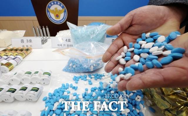 발기부전 치료제인 비아그라는 '마법의 푸른약', '20세기 최고의 발명품'이라는 찬사를 받았다. 그러나 치료제가 아닌 '성능 향상제'라는 인식 때문에 건강한 남성들의 오남용, 위조약 등이 사회적 문제도 불거졌다. 사진은 기사와 관련 없음. /뉴시스