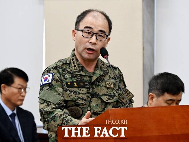 곽종근 전 특수전사령관이 4일 오전 서울 여의도 국회에서 열린 '윤석열 정부의 비상계엄 선포를 통한 내란 혐의 진상규명 국정조사 특별위원회' 전체회의에 참석해 질의에 답변을 하고 있다. /배정한 기자