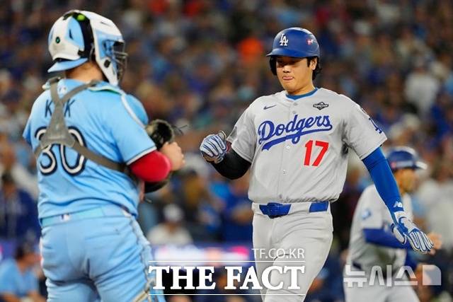 LA 다저스 오타니 쇼헤이가 1일(한국시간) 토론토와의 월드시리즈 6차전서 3회초 볼넷으로 나간 뒤 무키 베츠의 안타 때 홈을 밟고 있다. /토론토=AP.뉴시스