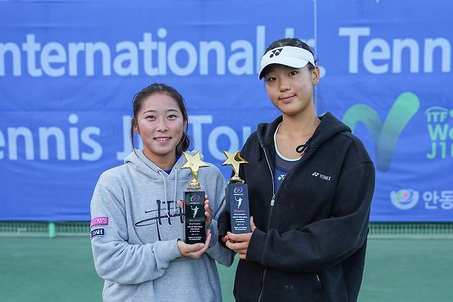 여자복식에서 우승한 심시연(오른쪽) 조. 사진/김도원 기자