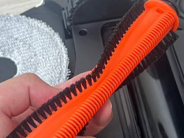 샤오미 로봇청소기 5 프로 메인 브러시 (사진=지디넷코리아 신영빈 기자)