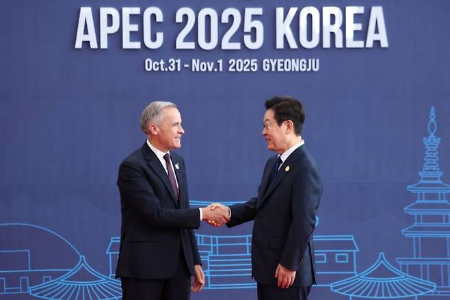 이재명 대통령이 31일 경주화백컨벤션센터(HICO)에서 열린 2025 아시아태평양경제협력체(APEC) 정상회의에 참석한 마크 카니 캐나다 총리를 맞이하고 있다. 연합뉴스