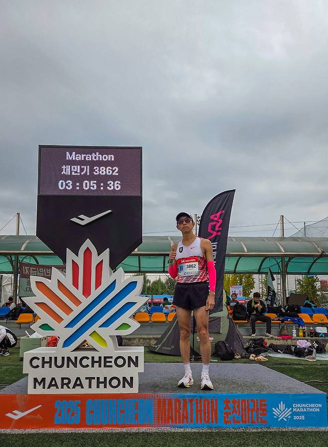본지 채민기 기자가 3시간 5분 36초로 춘천마라톤 풀코스 42.195㎞를 완주한 후 기념사진을 찍고 있다.