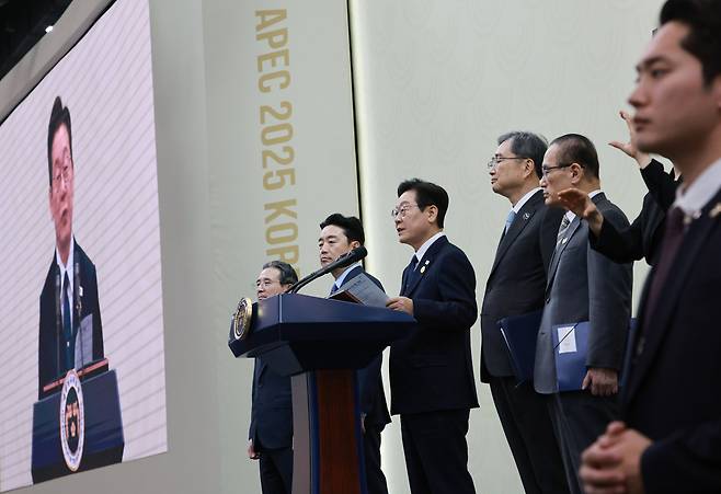 이재명 대통령이 1일 경북 경주화백컨벤션센터(HICO) 내 마련된 APEC(아시아태평양경제협력체) 정상회의 국제미디어센터(IMC)에서 기자회견을 하고 있다./뉴시스