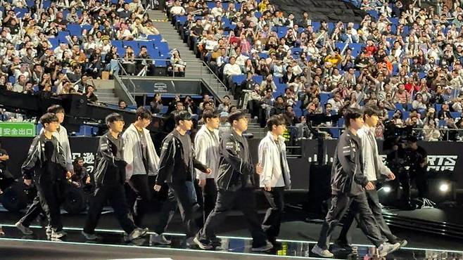 젠지와 KT 롤스터 선수들이 1일 중국 상하이 메르세데스-벤츠 아레나에서 열린 2025 리그 오브 레전드 월드 챔피언십(롤드컵) 4강전에서 경기장으로 입장하고 있다. ⓒ데일리안 황지현 기자
