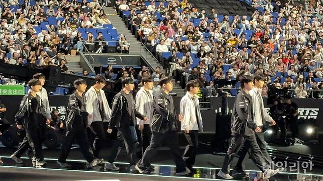 젠지와 KT 롤스터 선수들이 1일 중국 상하이 메르세데스-벤츠 아레나에서 열린 2025 리그 오브 레전드 월드 챔피언십(롤드컵) 4강전에서 경기장으로 입장하고 있다. ⓒ데일리안 황지현 기자