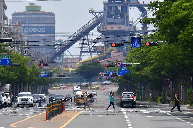 포스코 포항제철소로 들어가는 도로 2025.7.6/뉴스1