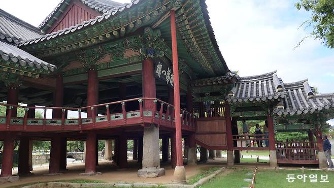 동쪽에서 바라본 광한루. ‘호남제일루’ 현판이 보인다. 오른쪽 지붕을 인 중층 계단을 월랑이라고 부른다.