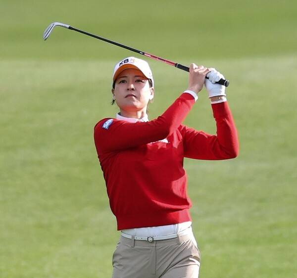 2025년 한국여자프로골프(KLPGA) 투어 에쓰오일(S-OIL) 챔피언십에 출전한 전인지 프로가 2라운드에서 경기하는 모습이다. 사진제공=KLPGA (사진을 무단으로 사용하지 마십시오.)