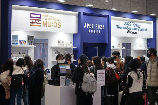 1일 국내외 관광객들이 경주역 내 마련된 국립박물관 팝업스토에서 '뮷즈' 등 기념품을 구매하고 있다. 경주=김재현 기자