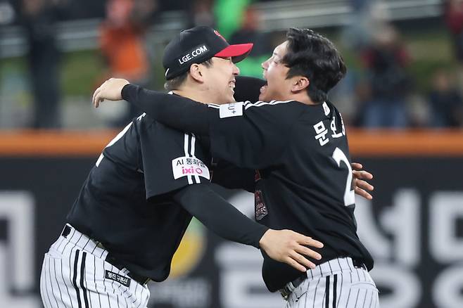 <yonhap photo-5828="">(대전=연합뉴스) 서대연 기자 = 31일 대전한화생명볼파크에서 열린 2025 프로야구 KBO리그 포스트시즌 한국시리즈 5차전 LG 트윈스와 한화 이글스의 경기. 4-1로 승리하며 한국시리즈 우승을 차지한 LG 김현수와 문보경이 기쁨을 나누고 있다. 2025.10.31 dwise@yna.co.kr/2025-10-31 22:34:48/ <저작권자 ⓒ 1980-2025 ㈜연합뉴스. 무단 전재 재배포 금지, AI 학습 및 활용 금지></yonhap>