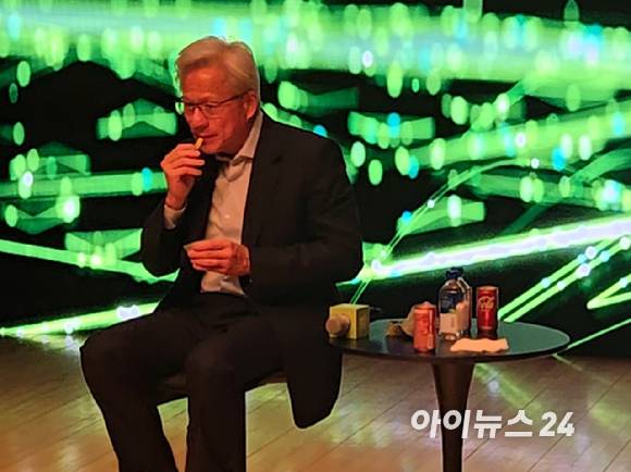 젠슨 황 엔비디아 CEO가 31일 경북 경주예술의전당에서 열린 '엔비디아 프레스 컨퍼런스'에서 간식을 먹고 있다. [사진=최란 기자]
