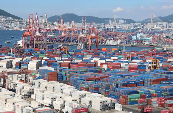 수출입 화물이 쌓여 있는 부산항 신선대부두, 감만부두. [사진=연합뉴스]