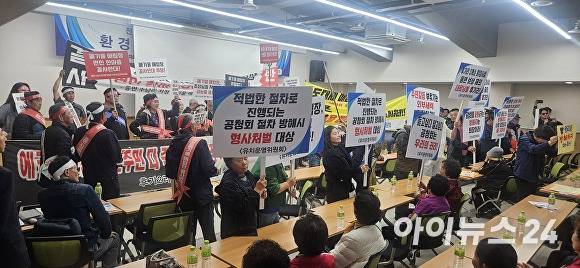 충남 천안시 동면 수남리 아우내지역문화센터에서 열린 ‘사업장폐기물 매립시설 조성사업 환경영향평가(초안) 공청회’에서 찬성 주민들과 반대 주민들이 대립하고 있다 [사진=정종윤 기자]