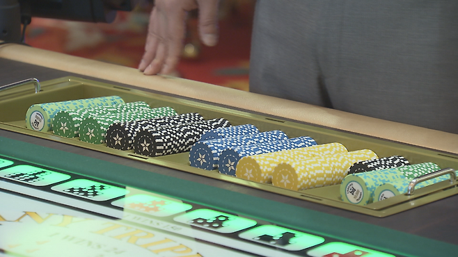 카지노 칩이 정돈된 테이블.