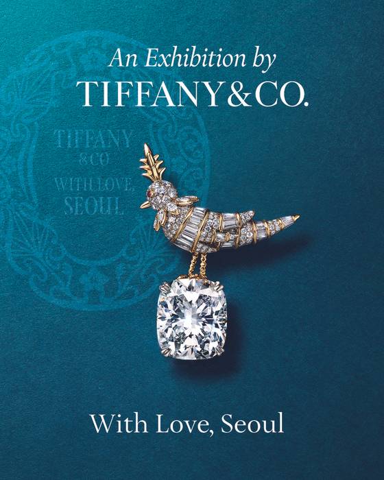 티파니가 오는 11월 1일부터 서울 잠실 롯데월드타워 아레나광장에서 하우스의 창조적 유산을 조명하는 전시 ‘With Love, Seoul’을 연다. 이미지는 이번 전시를 위해 고안한 무궁화 문장(Crest)과 다이아몬드 버드 온 어 락 하이주얼리 작품. 사진 티파니