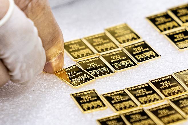 서울 종로 한국 금거래소 직원이 반돈(1,875g) 골드바를 포장하고 있다. 작은 사이즈의 골드바는 MZ 세대의 새로운 투자처로 인기를 끌고있다. 전민규 기자