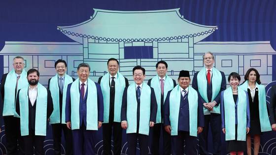 이재명 대통령이 1일 경북 경주화백컨벤션센터에서 열린 APEC(아시아태평양경제협력체) 정상회의 공식 기념촬영 행사에서 시진핑 중국 국가주석 등 각국 정상들과 기념촬영을 하고 있다. 뉴시스