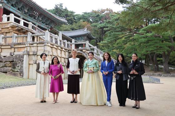 김혜경 여사가 31일 경주 불국사에서 열린 아시아·태평양경제협력체(APEC) 정상회의 배우자 친교 행사에서 각국 정상 배우자들과 기념촬영을 하고 있다. 왼쪽부터 대만 총통 고문 딸 린원쉬안씨, 필리핀 루이즈 아라네타 마르코스 여사, 캐나다 다이애나 폭스 카니 여사, 김 여사, 뉴질랜드 아만다 럭슨 여사, 싱가포르 루츠루이 여사, 태국 티나논 니라밋 총리 부인. [사진 APEC 2025 KOREA]