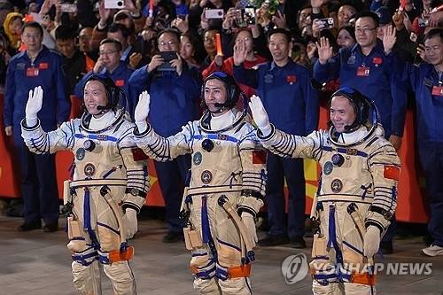▲ (간쑤 AP=연합뉴스) 31일(현지시간) 선저우 21호에 탑승하는 중국인 우주비행사 3명이 주취안 위성발사센터에서 우주선 발사 전 인사하고 있다. 2025.11.1