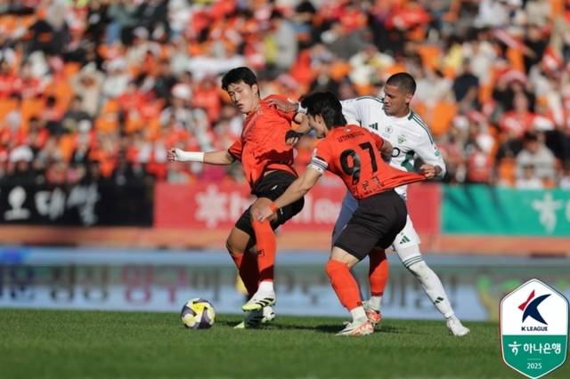 ▲ 강원FC 박호영이 1일 강릉하이원아레나에서 열린 전북현대와 하나은행 K리그1 2025 35라운드 맞대결에서 경합을 펼치고 있다. 한국프로축구연맹 제공