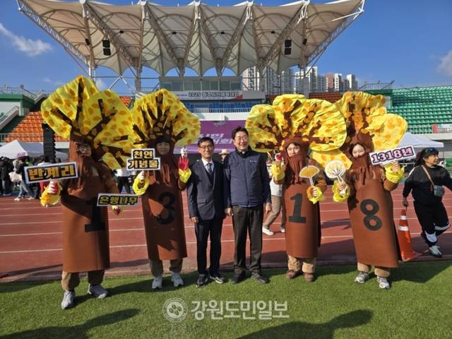 ▲ 문막읍 선수단은 1일 원주종합운동장에서 열린 2025 원주시민체육대회에 1318년 천연기념물인 반계리 은행나무를 알리는 인형을 쓰고 등장해 이목을 집중시켰다.