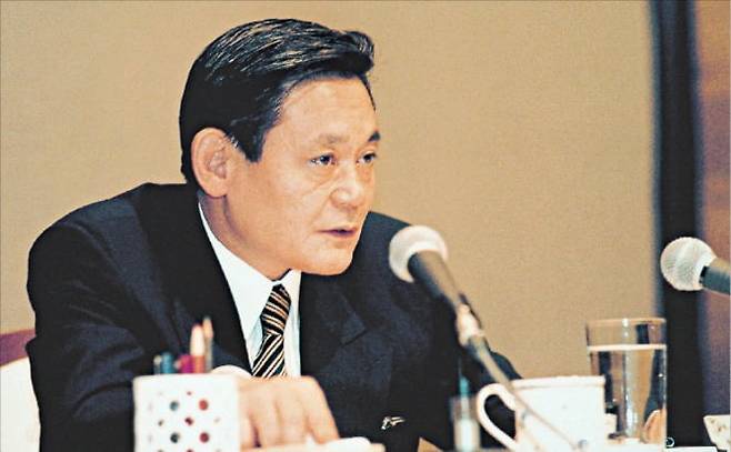 1993년 7월 이건희 삼성 선대회장이 일본 오사카에서 ‘신경영 간담회’를 주재하고 있다.  /삼성 제공