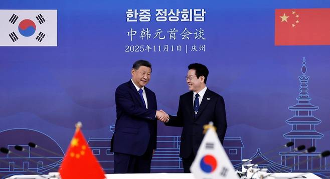 이재명 대통령과 시진핑 중국 국가주석이 1일 경북 경주 국립경주박물관에서 열린 한중 정상회담에서 기념 촬영을 하고 있다. 사진=대통령실사진기자단