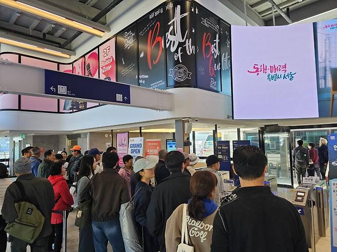 1일 오후 망원선착장에서 시민들이 한강버스를 기다리고 있다. 권용훈 기자