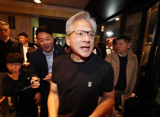 젠슨황 엔비디아 최고경영자가 10월 30일 이재용 삼성전자 회장, 정의선 현대자동차그룹 회장과 서울 강남구 깐부치킨에서 치킨 회동 중 시민들에게 인사를 건네고 있다. 사진=한국경제신문