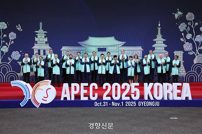 이재명 대통령이 1일 경북 경주화백컨벤션센터에서 APEC 정상회의에 참석한 각국 정상들과 전통한복 목도리를 하고 단체 기념촬영을 하고 있다. 목도리에는 APEC 정상회의 엠블럼과 한글 자음 모음이 금박으로 새겨져 있다. 앞줄 오른쪽부터 페르디난드 마르코스 필리핀 대통령, 크리스토퍼 럭슨 뉴질랜드 총리, 안와르 이브라힘 말레이시아 총리, 다카이치 사나에 일본 총리, 프라보워 수비안토 인도네시아 대통령, 이재명 대통령, 시진핑 중국 국가주석, 가브리엘 보리치 칠레 대통령, 마크 카니 캐나다 총리, 하사날 볼키아 브루나이 국왕, 앤서니 앨버니지 호주 총리, 뒷줄 오른쪽부터 린신이 대만 타이와니아 캐피털 회장, 마르셀로 루이스 에브라르드 카사우본 멕시코 경제부 장관, 테레사 메라 고메스 페루 통상관광부 장관, 스콧 베센트 미국 재무부 장관, 르엉 끄엉 베트남 국가주석, 아누틴 찬위라꾼 태국 총리, 로런스 웡 싱가포르 총리, 알렉세이 오베르축 러시아 부총리, 존 로쏘 파푸아뉴기니 부총리, 존리 홍콩 행정장관. 경주/김창길 기자