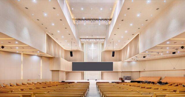 수원 오목천교회 본당. 높은 천장고와 벽면의 가로띠가 십자가 형태를 만들고 있다. 전면 벽면의 부드러운 곡선의 가로띠는 하나님이 성도들을 감싸 안는 이미지를 구현했다. 가로로 긴 LED스크린도 눈길을 끈다. 아래는 리모델링하기 전 본당 모습이다. 사닥다리종합건설 제공