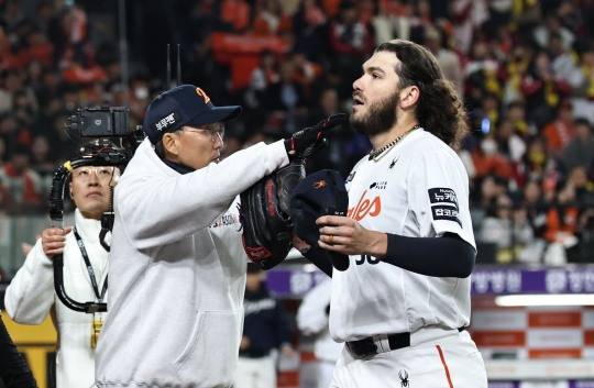 6이닝 마치고 더그아웃으로 향하는 한화 폰세. 사진[연합뉴스]