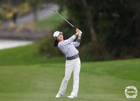 아이언샷 날리는 고지원. 사진[연합뉴스]