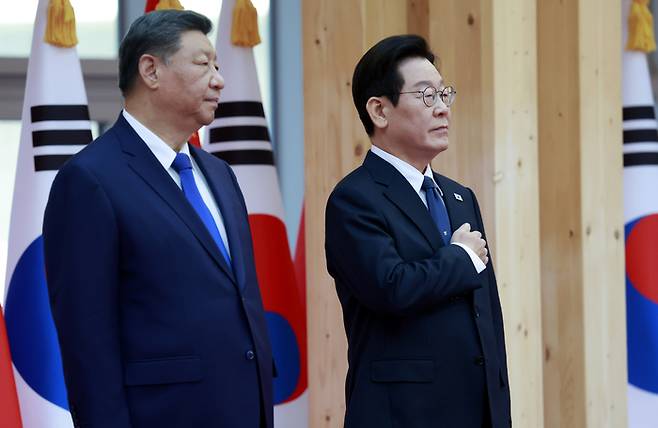 이재명 대통령이 1일 경북 국립경주박물관에서 열린 시진핑 중국 국가주석 공식 환영식에서 국기에 경례하고 있다. [사진 = 연합뉴스]