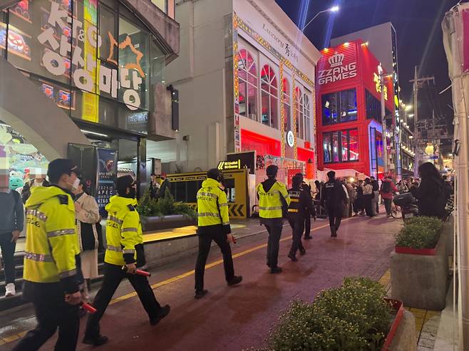 29일 오후 서울 마포구 홍대 거리에 경찰이 인파 밀집 등을 막기 위해  순찰 중이다. /사진=최문혁 기자.