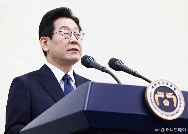 (경주=뉴스1) 김민지 기자 = 이재명 대통령이 2025 아시아태평양경제협력체(APEC) 정상회의 폐막일인 1일 오후 경북 경주화백컨벤션센터(HICO) 인근 국제미디어센터(IMC)에서 기자회견을 하고 있다. 2025.11.1/뉴스1  Copyright (C) 뉴스1. All rights reserved. 무단 전재 및 재배포,  AI학습 이용 금지. /사진=(경주=뉴스1) 김민지 기자