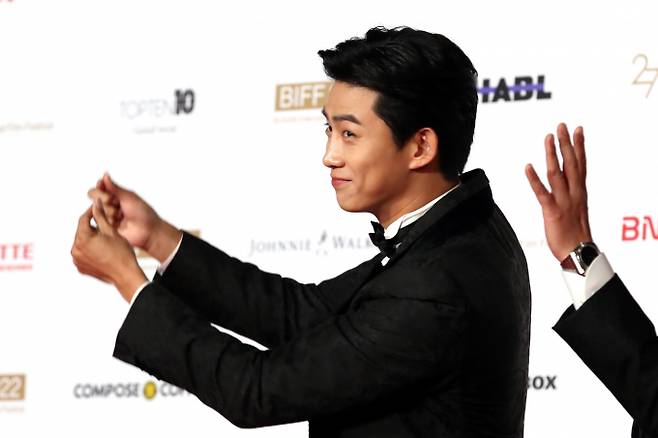 배우 옥택연이 내년 봄 비연예인 여성과 결혼한다. 사진은 지난 2022년 옥택연이 부산 해운대구 영화의전당에서 열린 제27회 부산국제영화제 개막식 레드카펫 행사에 참석했던 모습. /사진=뉴시스