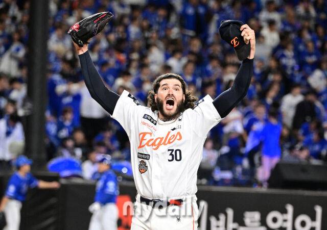 2025년 10월 24일 오후 대전한화생명볼파크에서 열린 '2025 신한 SOL BANK KBO 포스트 시즌' 삼성 라이온즈와 한화 이글스의 플레이오프(PO) 5차전 경기. 한화 선발투수 폰세가 5이닝 1실점 투구를 한 뒤 포효하고 있다./마이데일리