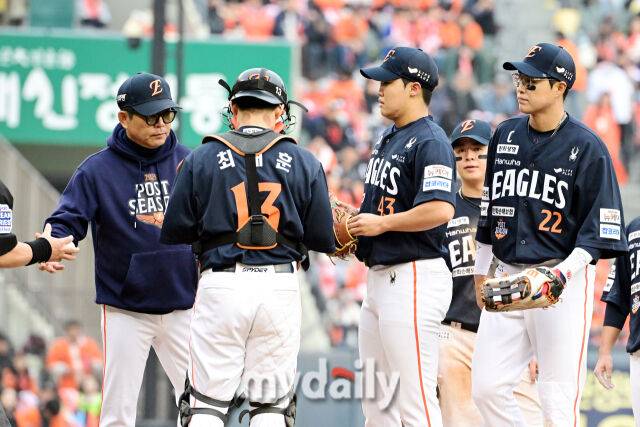 26일 오후 서울 잠실야구장에서 진행된 '2025 신한 SOL Bank KBO 한국시리즈 1차전' 한화 이글스와 LG 트윈스의 경기. 한화 정우주가 교체되고 있다./마이데일리
