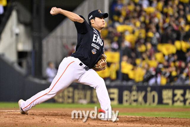 27일 서울 잠실야구장에서 열린 2025 신한 SOL 뱅크 KBO 한국시리즈 2차전' 한화 이글스와 LG 트윈스 경기. 한화 정우주가 8회말 교체되 마운드에 올라 힘차게 투구하고 있다./대전 = 한혁승 기자