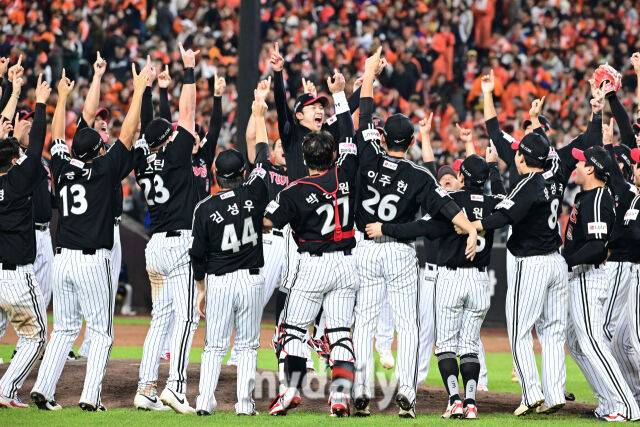 31일 오후 대전 한화생명 볼파크에서 진행된 '2025 신한 SOL Bank KBO 한국시리즈 5차전' LG트윈스-한화 이글스와의 경기.LG가 4-1로 승리해 통합 우승을 차지한 뒤 마운드에서 기뻐하고 있다./대전=곽경훈 기자