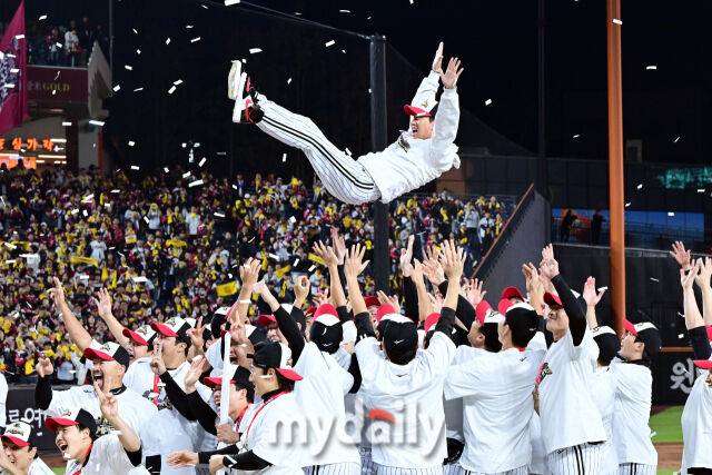 31일 오후 대전 한화생명 볼파크에서 진행된 '2025 신한 SOL Bank KBO 한국시리즈 5차전' LG트윈스-한화 이글스와의 경기. LG가 4-1로 승리해 통합 우승을 차지했다. LG 염경엽 감독이 선수들에게 헹가래를 받고 있다./대전=한혁승 기자 hanfoto@mydaily.co.kr, 대전=곽경훈 기자 kphoto@mydaily.co.kr