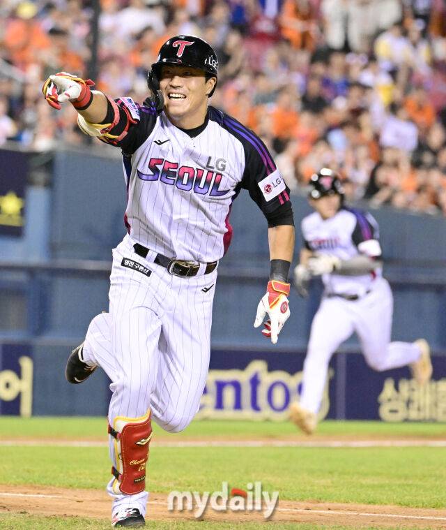 2025년 8월 8일 오후 서울 잠실구장에서 열린 '2025 신한 SOL뱅크 KBO 리그' 한화 이글스와 LG 트윈스의 경기LG 천성호가 연장 10회말 1사 만루서 끝내기 안타를 친 뒤 포효하고 있다./마이데일리