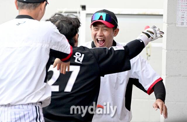 2025년 9월 27일 오후 대전 한화생명 볼파크에서 열린 '2025 신한 SOL뱅크 KBO 리그' LG 트윈스와 한화 이글스의 경기LG 박동원이 1회초 2사 2루서 2점 홈런을 친 뒤 김광삼 투수코치의 축하를 받고 있다./마이데일리