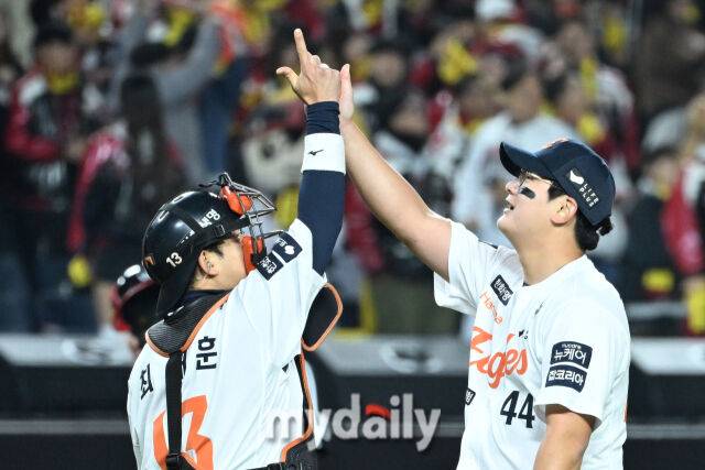 29일 대전 한화생명 볼파크 야구장에서 열린 '2025 신한 SOL 뱅크 KBO 한국시리즈 3차전' LG 트윈스와 한화 이글스 경기. 한화가 7-3으로 LG에 승리했다. 기뻐하는 한화 김서현, 최재훈./마이데일리