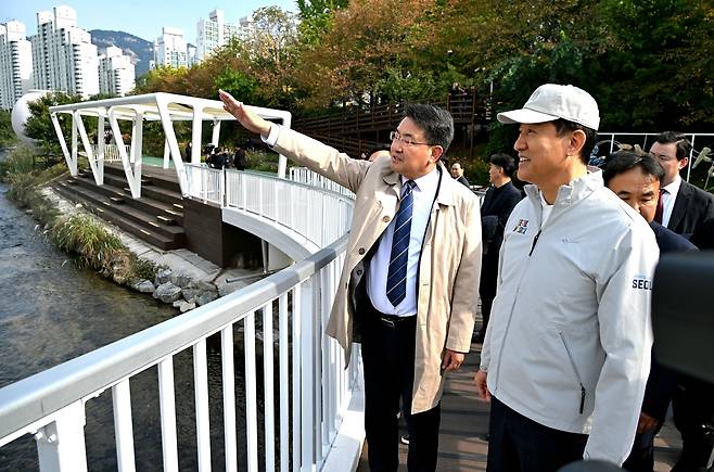 오세훈 서울시장(오른쪽)과 오승록 노원구청장이 당현마루를 둘러보고 있다. [서울시 제공]